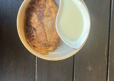 Teller mit rostigen Rittern und Vanillesoße.